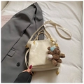Sac seau matelassé blanc avec poignée chaîne et charm ours en peluche marron - Avec Pendentif / Blanc Cassé