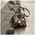 Sac seau matelassé noir à chaîne avec un pendentif en peluche d'ours marron - Avec Pendentif / Noir