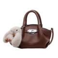 Sac à main en cuir marron foncé avec motif litchi, fermoir argenté et breloque lapin - Avec Pendentif / Marron