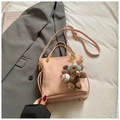 Sac bandoulière rose matelassé avec poignée chaîne dorée et breloque ours élégante - Avec Pendentif / Rose