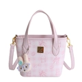 Borsa a secchiello rosa in ecopelle con stampe di gatti, dettagli dorati e ciondolo coniglio - Rosa