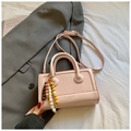 Bolso de mano vintage rosa mate en cuero PU con colgante de cuentas de madera - Rosa