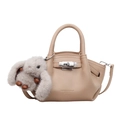 Sac seau en cuir grainé beige avec fermoir argenté et breloque lapin en peluche - Avec Pendentif / Khaki