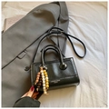 Bolso bandolera chic de cuero sintético negro con dije de cuentas en blazer gris - Negro