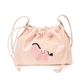 Primer plano del bolso saco rosa con cordón y parche bordado de caballo de peluche - Rosa