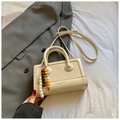 Bolso bandolera rectangular blanco crema con colgante de cuentas de madera - Blanco Roto