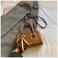 Bolso bandolera rectangular marrón con asas dobles y colgante de borla de cuentas - Marrón