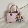 Mini borsa tote rosa chic con manici intrecciati e ciondolo orsetto per le donne - Rosa