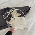 Bolso cubo de cuero PU blanco crema con correa ajustable y amuleto de oso - Blanco