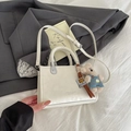 Borsa tote quadrata beige con manico intrecciato e grazioso ciondolo a orsetto - Bianco