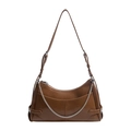 Sac à bandoulière en similicuir marron brillant avec chaîne argentée sur fond blanc neutre - Marron
