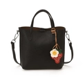 Borsa a secchiello nera minimalista con ciondolo a fragola e tracolla - Nero