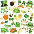 St. Patrick's Day Fotorequisiten-Set mit grünen Kleeblättern, Hüten und Party-Accessoires - Kombination Aus Hüten Brillen Schnurrbärten Kleeblättern Und Lippen / St. Patrick's Day Fotorequisiten