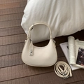 Bolso chic media luna blanco crema con diseño de lichi y detalles plateados - Blanco