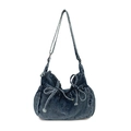 Vintage dunkelblaue Hobo-Tasche aus gewaschenem Denim mit dekorativen Schleifendetails - Hellblau