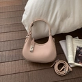 Bolso hobo francés de cuero granulado rosa pálido con cierre plateado y bandolera - Rosa