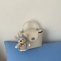 Sac à main chic en cuir beige avec fermoir rotatif et pendentif d'ours en peluche - Avec Pendentif / Blanc