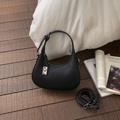 Bolso de hombro media luna en piel granulada negra con hebilla plateada y correa larga - Negro