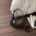 Bolso hobo minimalista en cuero litchi marrón oscuro con hebilla plateada y correa - Marrón