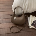 Braune Hobo-Tasche aus genarbtem Leder mit silbernem Drehverschluss und zwei Riemen - Braun