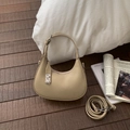 Beigefarbene Hobo-Tasche mit Litschitextur, Silberbeschlägen und verstellbarem Gurt - Khaki