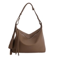 Sac fourre-tout en cuir grainé marron foncé avec bandoulière et pompon décoratif - Kaki
