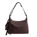 Sac fourre-tout marron foncé en similicuir en forme de demi-lune avec une petite pochette - café