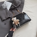 Sac à épaule chic en cuir verni noir avec texture plissée et charmant ourson - Noir