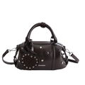 Borsa Boston baguette marrone scuro con borchie a stella e ciondolo a cuore - Marrone