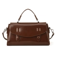 Bolso de mano retro en cuero brillante marrón oscuro con asa y herrajes plateados - Marrón