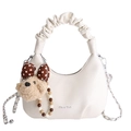 Bolso de mano crema plisado con correa de cadena y colgante de oso lindo - Blanco Roto