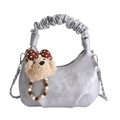 Bolso nube plisado plateado con acabado metálico, cadena y colgante de oso de peluche - Plateado