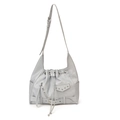 Borsa a secchiello grigio chiaro stile biker con borchie e tracolla regolabile - Blu