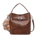 Bolso cubo vintage de cuero encerado marrón con hebilla metálica y colgante de osito - Con Colgante / Marrón