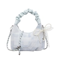 Bolso de media luna en denim azul claro con lazo de perlas y elegante cadena plata - Con Colgante / Azul