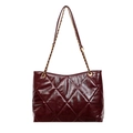 Elegante borsa tote trapuntata rosso vino in pelle verniciata lucida e catena dorata - Rosso