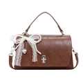 Bolso de solapa en cuero sintético marrón con cierre giratorio y dije de perlas - Con Colgante / Marrón