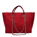 Bolso tote rojo tejido con asas dobles y cadena plateada sobre fondo blanco limpio - Rojo