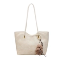 Borsa a spalla crema capiente con trama in pelle e ciondolo a forma di orsetto - Stile Con Ciondolo / Bianco Sporco