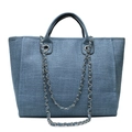 Bolso tipo cubo azul de tejido trenzado con asas dobles y detalle de cadena plateada - Azul