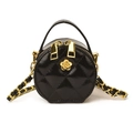 Mini-Umhängetasche aus schwarzem Lackleder mit Steppmuster, Kette und goldenem Emblem - Schwarz