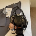 Schwarze Boston Shell Tasche mit Kontrastnähten und Plüschbär-Anhänger - Mit Anhänger / Schwarz