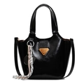 Glänzende schwarze Handtasche aus Kunstleder mit verstellbarem Gurt und Anhänger - Mit Anhänger / Schwarz