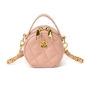 Mini sac rond rose matelassé avec bandoulière chaîne et fermoir fleur dorée élégant - Rose