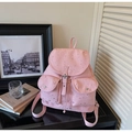 Sac à dos en toile rose avec motifs étoiles argentées, boucles en cuir et poches avant - Rose