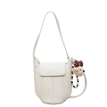 Sac seau en cuir grainé blanc avec petit ours en peluche et pendentif perlé - Avec Pendentif / Blanc Cassé