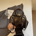 Dunkelbraune Schalenhandtasche aus Kunstleder mit Riemen und süßem Bären-Anhänger - Mit Anhänger / Kaffeebraun