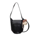 Sac seau en cuir noir motif litchi avec pendentif ours en peluche et bandoulière - Avec Pendentif / Noir