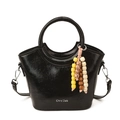 Sac seau élégant en cuir verni noir avec poignée ronde et détail de charme perlé - Noir
