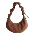 Dunkelbraune Halbmond-Tasche mit einem gerafften Schultergurt im modischen Scrunchie-Stil - Braun